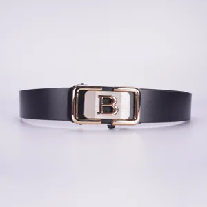 Cintura in pelle uomo fibbia automatica dettaglio con fibbia in metallo lettera B colore oro.