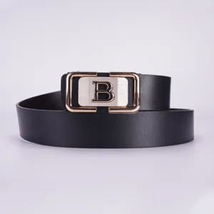 Cintura in pelle nera da uomo dettaglio fibbia automatica in metallo, design casual minimalista.
