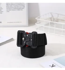 Cintura tattica nera in nylon con fibbia a sgancio rapido, resistente stile streetwear.