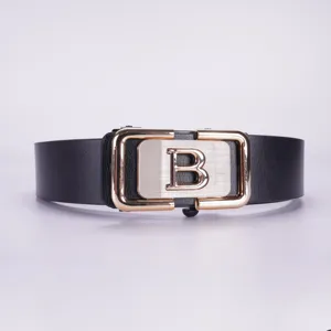 Cintura automatica uomo in pelle con fibbia metallica lettera B e design bicolore dettaglio