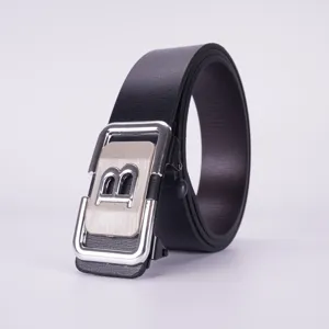Cintura automatica da uomo in pelle nera elegante con fibbia in metallo lettera B.