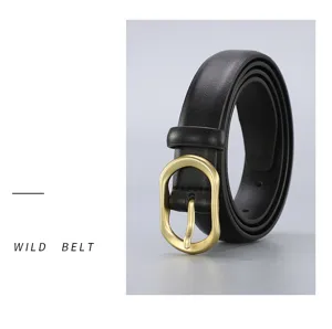 Gros plan sur la ceinture en cuir minimaliste pour femme avec boucle métallique.