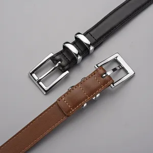 Vue détaillée de ceinture en cuir fine pour femme, avec boucle ardillon carrée argentée.