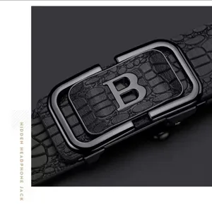 Detailopname van de heren leren automatische gesp riem met strakke metalen hardware en textuur.