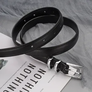Ceinture en cuir véritable noir pour femme, design vintage élégant à boucle ardillon, détail.