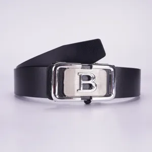Dettaglio di cintura da uomo in pelle nera con elegante fibbia metallica argentata automatica.