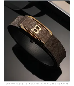 Herren Gürtel aus strukturiertem Leder mit goldener Metall B Schnalle für Business.