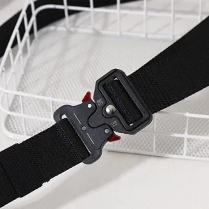 Cintura tattica nera con fibbia metallica a sgancio rapido, resistente cinturino in tela.