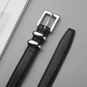 Ceinture en cuir pour femme avec boucle ardillon en métal argenté et deux passants pour jean.