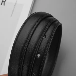 Gros plan détaillé d'une ceinture en cuir noir avec coutures nettes et perforations.