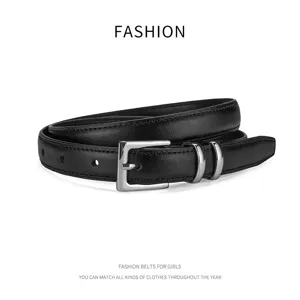 Ceinture en cuir noir pour femme avec boucle ardillon argentée, détail de mode chic.
