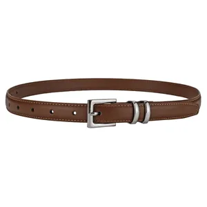 Élégante ceinture en cuir marron pour femme avec boucle ardillon argentée et doubles passants.