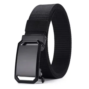 Ceinture de toile tactique noire pour homme avec boucle métallique automatique, nylon résistant.