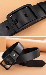 Detalle cinturón de cuero negro hombre, material suave con hebilla cuadrada moderna.