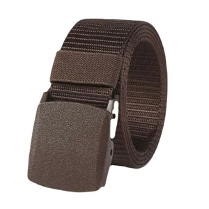 Cinturón táctico de nailon marrón para hombre, hebilla de plástico sin metal, cinturón duradero.