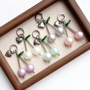 Bijou de Sac Cerise Cœur en Acier Inoxydable Porte-clés Perles Artificielles Mignon Pendentif de Sac aux Fruits pour Femmes Filles