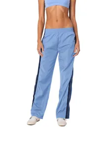Comodi pantaloni della tuta larghi azzurri con strisce laterali scure per donne eleganti.
