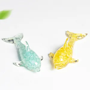 Artisanat en resine de dauphin en pierre concassee de cristal, decoration de bureau.
