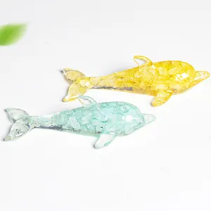 Gros plan détaillé d'ornements de dauphins en résine de cristal avec des éclats de pierres.
