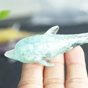Gros plan d'une figurine de dauphin en résine de cristal, montrant texture et artisanat.