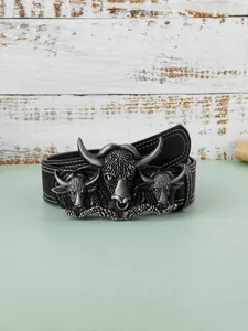 Detailaufnahme des Retro-Punk-Western-Ledergürtels mit auffälliger Metall-Stierkopf-Schnalle.