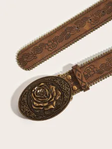 Gedetailleerd overzicht van de bruine western vintage lederen riem met roosgesp en klinknagels.