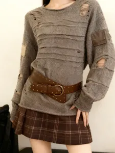 Vue détaillée de la ceinture large en cuir clouté de style punk avec une boucle en métal.