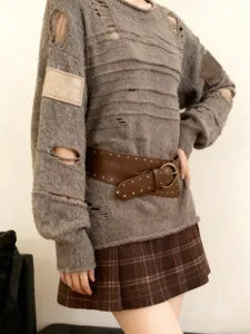 Ceinture large en cuir style punk avec rivets, accessoire tendance pour tenues décontractées.