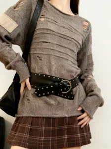 Ceinture large en cuir style punk avec rivets et boucle ronde, superbe photo détail mode.