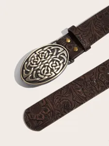 Gros plan détaillé d'une ceinture en cuir gaufré rétro avec boucle métallique nœud celtique.