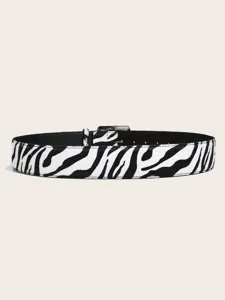 Dettaglio ravvicinato della cintura con stampa zebrata e il suo elegante design animalier.