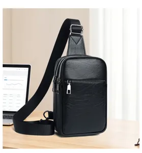 Detailansicht der schwarzen PU-Leder-Brusttasche mit Reißverschluss und verstellbarem Gurt.