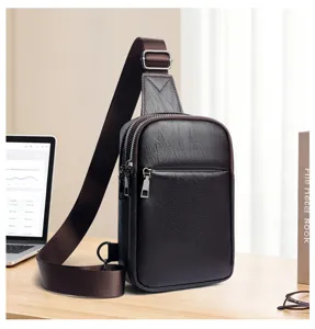 Detailansicht der dunkelbraunen PU Leder Herrentasche Brusttasche mit Reißverschlüssen.
