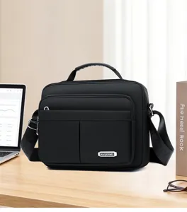 Langlebige schwarze Herren Umhängetasche aus Canvas mit viel Stauraum und Design.