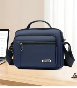 Detailansicht der multifunktionalen Herren Oxford Umhängetasche mit stabilen Reißverschlüssen.