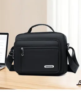 Nahaufnahme der schwarzen, mehrschichtigen Oxford-Stoff Business Herrentasche im Detail.