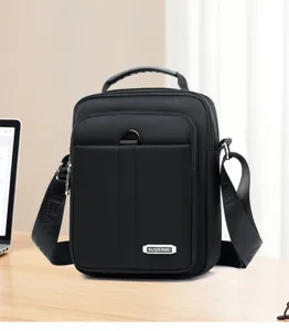 Herren Nylon Business vertikale Umhaengetasche Detailansicht mit Griff und Vorderem Logo.