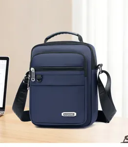 Nahaufnahme der dunkelblauen Herrentasche mit mehreren Fächern und verstellbarem Schulterriemen.