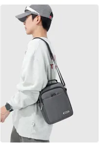 Detailansicht einer stilvollen grauen Nylon Umhängetasche für Herren, perfekt für Alltag.