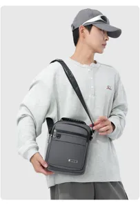 Lässige Herren Umhängetasche mit vielen Fächern, stilvolles graues Crossover-Design.