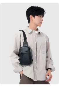 Detailaufnahme der schwarzen PU-Leder-Brusttasche fur Herren, quer uber den Korper getragen.