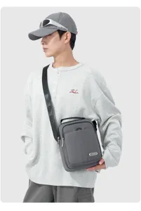 Detailansicht der grauen Herren Nylon Umhängetasche, zeigt Taschen- und Griffstruktur.
