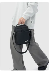 Herren Umhaengetasche aus Nylon, vertikale Freizeittasche mit Griff, taegliche Tasche.