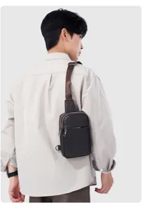Nahaufnahme der lässigen PU-Leder-Brusttasche für Herren am Modell, stylischer Alltagsbegleiter.
