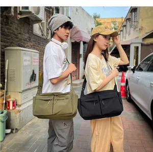 Große lässige Nylon-Umhängetasche für Damen, vielseitige Pendler-Crossbody-Reisetasche.
