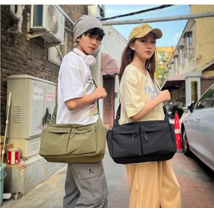 Detailansicht im Outdoor-Stil von lässigen Umhängetaschen mit mehreren Taschen im Einsatz.