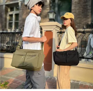 Große lässige Nylon Umhängetasche für Damen, multifunktionale Reisetasche und Shopper.