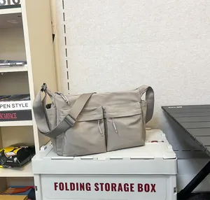 Große lässige Nylon Umhängetasche Detailansicht, multifunktionale Reise Pendlertasche.