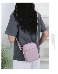 Damen rosa Umhängetasche Detail, lässige minimalistische Handytasche für den Alltag.