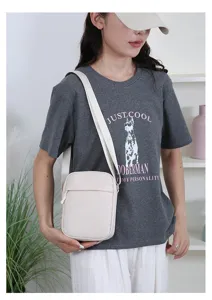 Detailansicht der minimalistischen Damen Umhängetasche, leichte quadratische Handtasche.